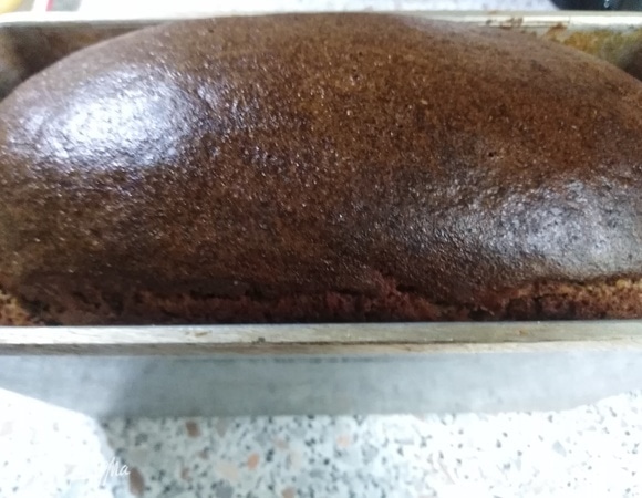 Поставить в разогретую до 210°C духовку. Выпекать первые 10 минут с паром. Затем пар убрать. Через 20 минут смазать верхушку хлеба водой. Повторить процедуру еще через 10 минут. Далее допечь хлеб в течение 10 минут. Общее время выпечки составляет 50 минут.