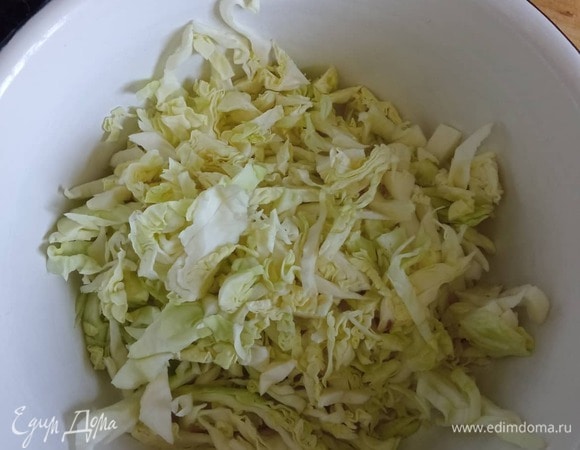Капусту нашинковать соломкой. Добавить сахар, соль и перец, помять.