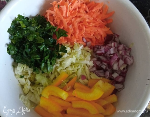 Мелко нашинковать лук, морковь натереть на крупной терке, сладкий перец и яблоко нарезать соломкой. Мелко нашинковать петрушку.