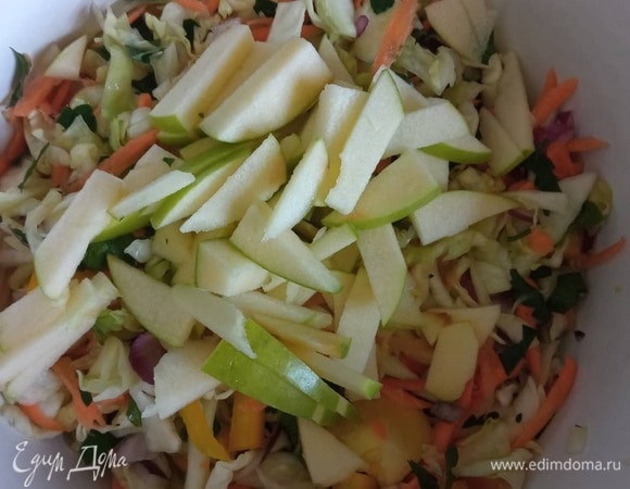 В предыдущес шаге забыла добавить яблоко. Вот оно здесь. Все перемешать.