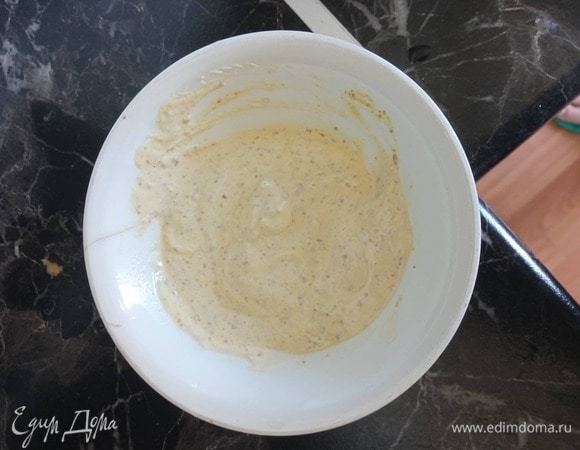 Приготовить заправку. Для этого смешать майонез, горчицу и уксус.