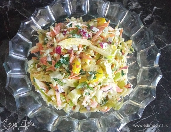 Заправить салат. Накрыть пищевой пленкой или крышкой и поставить в холодильник минут на тридцать. Салат можно подать как самостоятельное блюдо, как гарнир к мясу, птице или как наполнитель для сэндвичей, хот-догов, как это часто делают в Америке. Приятного аппетита!