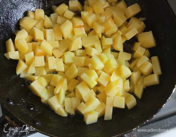 Пока чечевица варится, картофель нарезать кубиком и обжарить немного на растительном масле (или с добавлением сливочного).