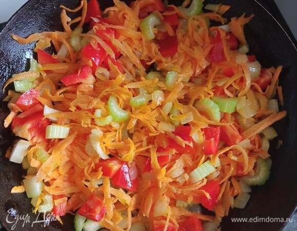 Лук нашинковать, морковь натереть на крупной терке, нарезать сельдерей и перец. На растительном масле обжарить лук 2–3 минуты, добавить морковь. Обжаривать еще минуты 3. Добавить сельдерей и перец. При желании добавить сливочное масло. Обжаривать овощи еще минут 5.