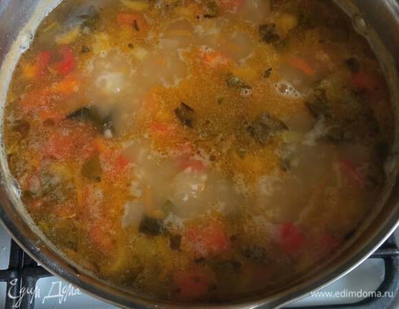 Добавить овощи к чечевице, добавить картофель и варить до готовности картофеля. Заправить суп лимонным соком, соевым соусом, посолить и поперчить. При желании добавить свежий базилик. Суп готов. Приятного аппетита!