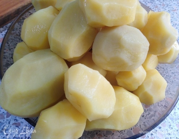 Отварной охлажденный картофель тоже пропустить через мясорубку.