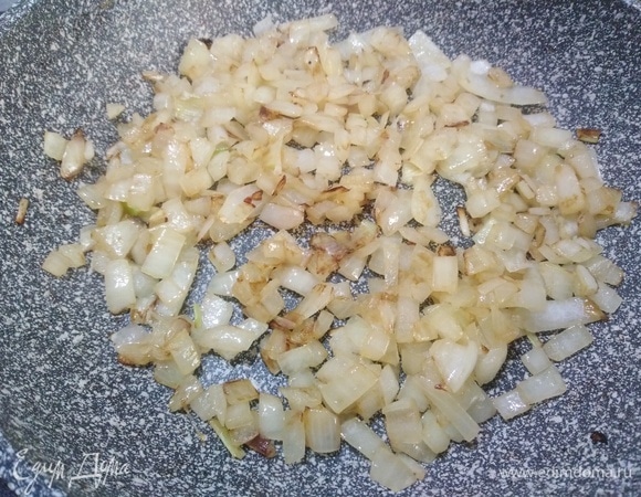 Лук обжарить.