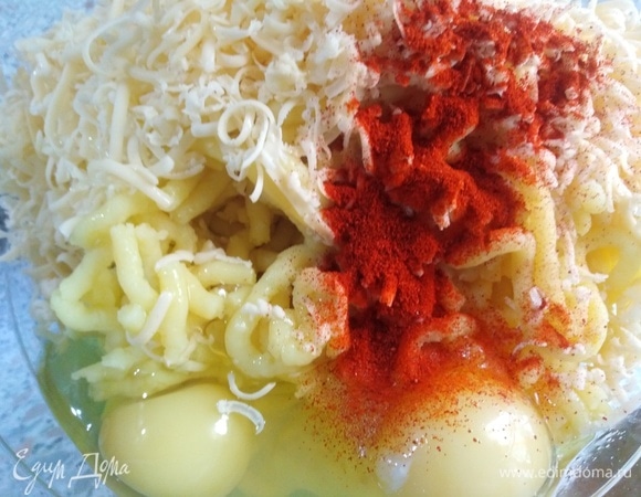 В прокрученный картофель добавить натертый на терке сыр, копченую паприку. Вбить яйца.