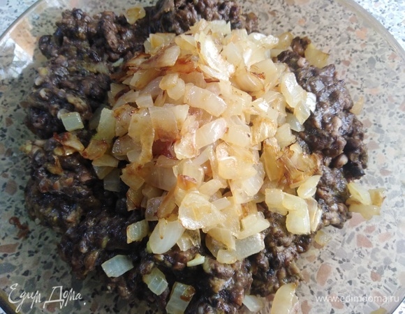 Лук соединить с прокрученными грибами.