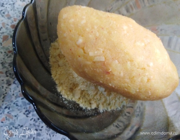 Обвалять в кукурузной муке.