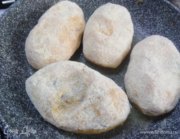 Выложить в сковороду с разогретым растительным маслом.