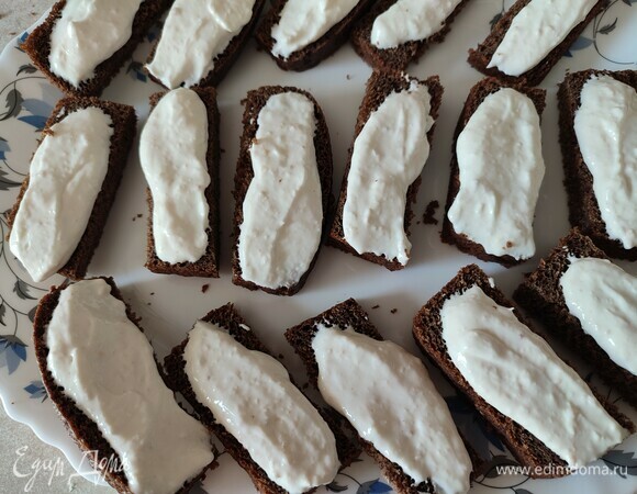 Хлеб нарезать на ломтики на один укус. Смешать сметану с хреном, посолить, если надо, выложить соус сверху на хлеб.