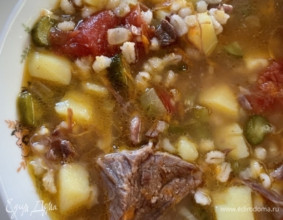 Почему «максимальное приближение»? А потому что единственно правильного канонического рецепта рассольника, как и многих других рецептов, например щей там или борщей, просто не существует в природе. В каждой избушке — свои погремушки. Вот девиз, который любой человек, встающий к плите с целью приготовить «что-нибудь поесть» должен взять на вооружение. Исходя из сказанного, «человек с поварешкой», наконец, станет уважать себя и остальных таких же. Глядишь, не ссориться будут друг с другом, а учиться у окружающих … щи варить.