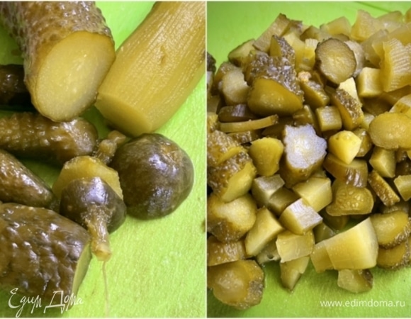 Соленый огурец для супа — это не совсем то же самое, что для закуски. Хотя одна общность есть. И в том и другом случае, я думаю, будет произведена операция отделения хвостов от огурцов. Вот тут упомяну товарища Лазерсона, вернее, его термин «дежопизация». Подход у него практически как у покойной Раневской. Но! Термин, с моей точки зрения, замечательный. Если огурцы, а такое бывает, крупные или уже давно в бочке лежат, то кожура у них грубая, и лучше их, огурцы, почистить. Дальше огурцы надо натереть на крупной терке или нарезать некрупными кубиками. Опять же, в чем разница? Все очень просто. На мой взгляд, тереть надо огурцы те, что твердые. А те, что уже смягчились, лучше острым (это важно) ножиком нарезать на уже упомянутые некрупные кубики.