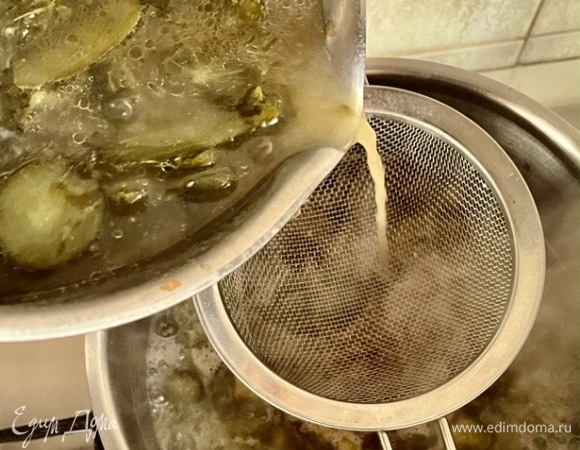 Залить огурцы бульоном так, чтобы бульона было пальца на три сверху. Довести до кипения. Минимизировать нагрев до предела, и пусть огурцы тушатся до состояния «комфортного раскусывания». А вот теперь поделюсь первой из тех хитростей, или нюансом, который я выделил из многочисленных описаний приготовления рыбной селянки и, попробовав однажды, теперь использую всегда. И вам советую. Не пожалеете. Берем кожу огуречную и прочее сопутствующее от огурцов, листики там и прочие вещи. Заливаем все это стаканом рассола и, доведя до закипания, нагрев уменьшить и потомить. Минут пять. Больше не надо. А потом заливаем содержимым ковшика нашинкованные соленые огурцы. Процедить не забудьте. И опять же на несильном нагреве надо огурцы потушить. До исчезновения, скажем так, агрессивной хрусткости соленых огурцов. Но! Тут надо следить внимательно. Огурцы надо не сварить, а именно слегка притушить. Чтобы некоторая твердость ощущалась, как приятная такая вкусная нежность.