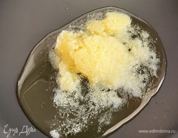 А дальше я взял столовую ложку «с приличным верхом» замечательного топленого коровьего масла, в этом случае коровье лучше растительного, по моему убеждению, и выложил его на горячую сковороду. Почему отдельная фотография посвящена маслу? А чтобы показать его правильность! Видите, оно плавится. Не шипит, брызгается, плюется…, а именно плавится. Спокойно и респектабельно. Значит, в масле, ничего, кроме коровьего масла нету. Это радует.