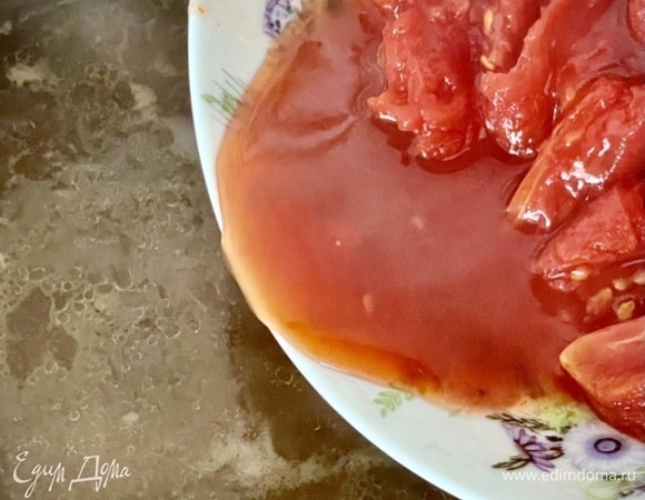 Решил я рассольник свой немного раскрасить. Взял несколько помидоров тех, что у нас тут готовят в собственном соку и без шкурки. Но очень вкусные получаются! «Дежопировал» (какой термин очаровательный — так вот прям перед глазами Раневская и Лазерсон его дуэтом в унисон произносят) их, потом разрезал на четыре-шесть частей и отправил в кастрюлю. В рассольнике сразу появилась такая летняя нотка.