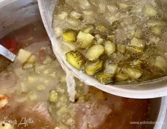 А значит, огурцы можно отправлять в кастрюлю к супу. Их кислота никакого вреда на картошку не окажет. Отправляем, деликатно перемешиваем, можно пару листиков лаврушки добавить, половину чайной ложки перцев горошком, дать минуток пять всем этому «пережениться».
