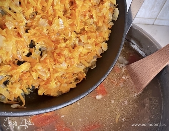 И той, хорошо прогретой, пропитавшейся соком и вкусами друга друга, морковно-луковой смесью содержимое кастрюли обогатить. Проще говоря, отправляем заправку из сковороды в кастрюлю. Не забудьте сковороду слегка сполоснуть бульоном и тоже это в кастрюлю. Вот тут время для того, чтобы сбалансировать суп на соль-сахар-кислоту.