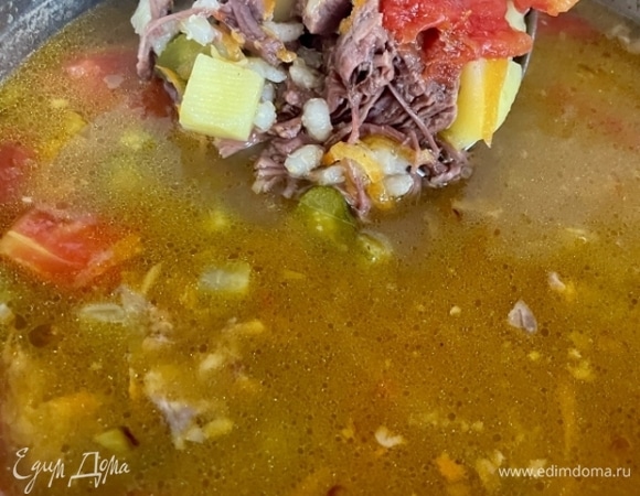 И вот такая картинка. Минут 10–15, не увеличивая нагрева, под закрытой крышкой даем супу, что называется, «дойти».