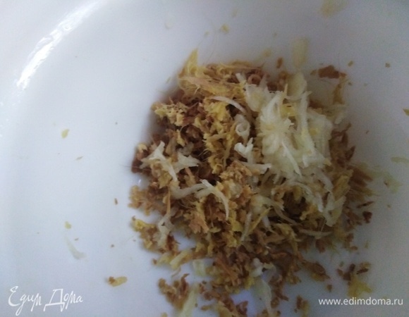 Имбирь и чеснок натереть на мелкой терке.