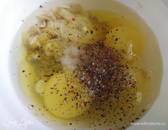 Вбить яйца, добавить соль, воду, перец. Хорошо взболтать вилкой.