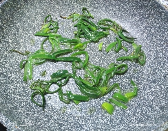 На растительном масле слегка припустить лук-порей.