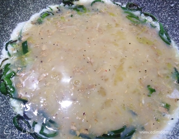 Влить яичную смесь. Накрыть крышкой.