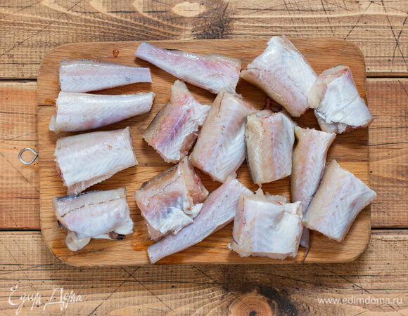 Рыбу подготовьте для жарки: помойте, нарежьте на произвольные кусочки, обсушите бумажным полотенцем. Слегка посолите и поперчите каждый кусочек. Оставьте на 5 минут.