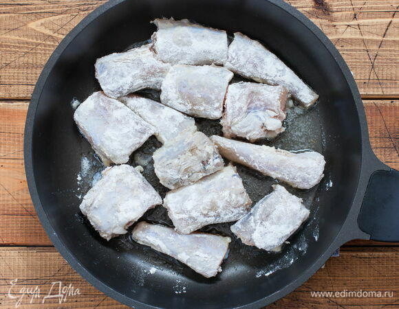 Обваляйте минтай в муке и обжарьте в масле до готовности с обеих сторон. Выложите рыбу на бумажное полотенце, чтобы убрать лишний жир. 