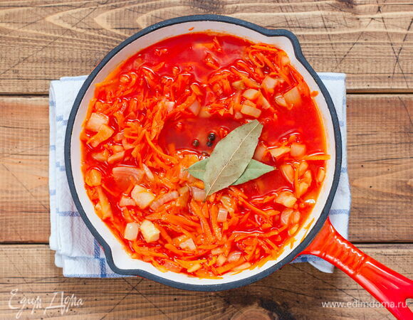 Лук нарежьте тонкими полукольцами, морковь — тонкими брусочками, чеснок пропустите через пресс. Обжарьте овощи на растительном масле до мягкости. Добавьте соль и сахар, томатную пасту, перемешайте и готовьте вместе еще 5–7 минут. Влейте воду, положите лавровый лист и душистый перец. Тушите под крышкой 10 минут. Для придания маринаду более насыщенного вкуса можно добавить немного гвоздики и корицы. В конце тушения влейте уксус и доведите до кипения. 