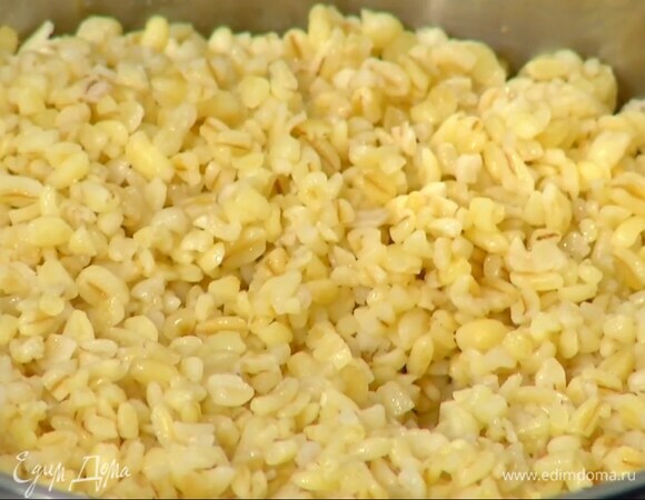 Булгур приготовить согласно инструкции на упаковке.