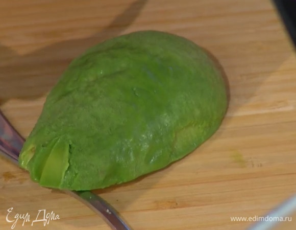 Авокадо разрезать пополам, удалить косточку, нарезать мякоть маленькими кусочками и полить выжатым из половинки лимона соком.