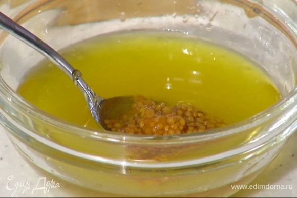 Приготовить заправку: из половинки лимона выжать 2 ст. ложки сока, добавить оливковое масло, мед, горчицу и все перемешать.