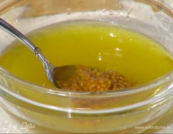 Приготовить заправку: из половинки лимона выжать 2 ст. ложки сока, добавить оливковое масло, мед, горчицу и все перемешать.