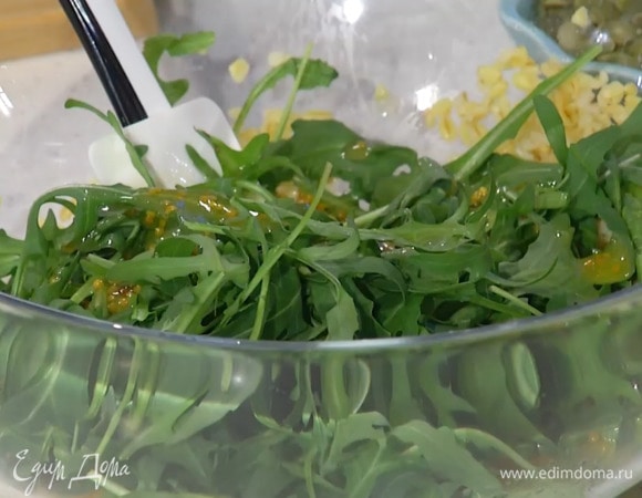 Готовый булгур выложить в глубокую миску, добавить авокадо и руколу, полить заправкой и перемешать.