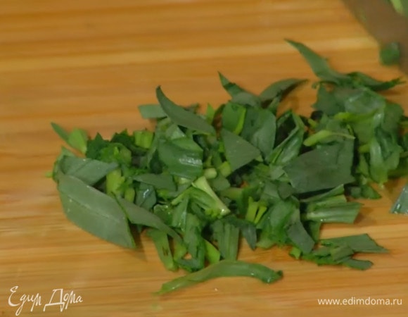 Тархун мелко порубить и добавить в салат.
