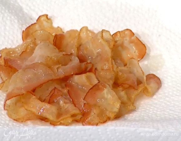 Разогреть в сковороде сливочное и оливковое масло, обжарить панчетту до золотистого цвета, затем выложить на бумажное полотенце.