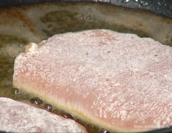 Стейки индейки обвалять в муке, выложить на сковороду, где жарилась панчетта, и обжаривать с двух сторон до появления румяной корочки.