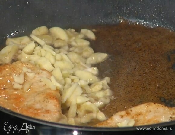 Чеснок почистить, мелко порубить и выложить в сковороду с мясом, затем влить винный уксус, сливки и все прогреть.