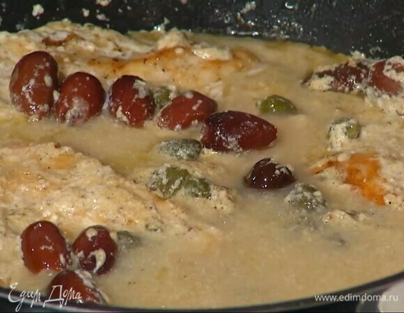 Добавить оливки и каперсы, влить 100 мл горячей воды, перемешать и томить на медленном огне 7–10 минут.