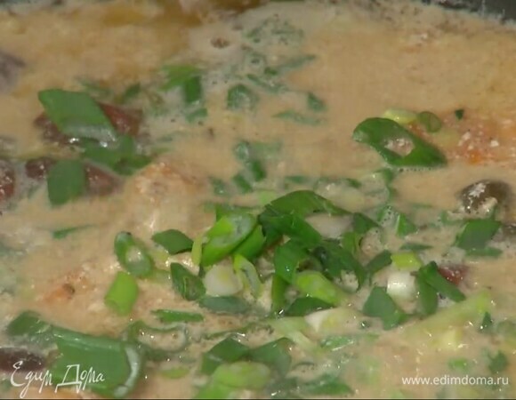 Зеленый лук мелко порезать наискосок и добавить в сковороду с мясом.