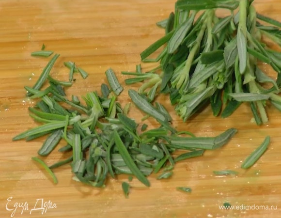 Розмарин мелко порубить и добавить к практически готовой индейке.