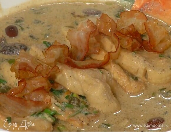 Переложить стейки вместе с соусом на блюдо и украсить обжаренной панчеттой.