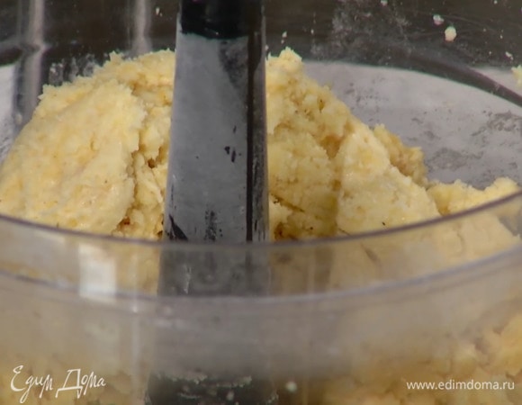 Приготовить тесто: предварительно охлажденное сливочное масло нарезать кусочками, поместить в чашу блендера, всыпать муку, соль и взбить все в мелкую крошку, добавить сахарную пудру, фундук, ванильный экстракт, желток и все взбить, затем, не выключая блендера, частями влить 25–30 мл ледяной воды и взбить еще немного.