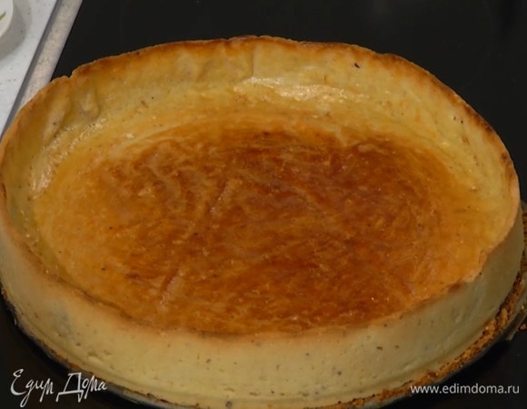 Яйцо размешать вилкой, смазать подпеченный корж и выпекать еще 5 минут, затем вынуть из формы и полностью остудить.