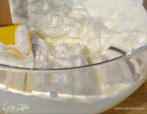 Приготовить крем: половину сливочного сыра и сахарной пудры поместить в глубокую миску, влить ванильный экстракт и растереть ложкой, добавить оставшийся сливочный сыр и сахарную пудру, перемешать, затем в два-три приема ввести взбитые сливки и все вымешать.