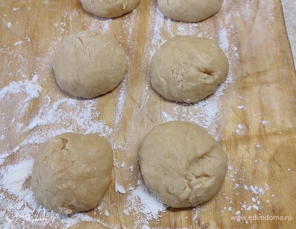 В сотейнике с толстым дном соединить молоко, мед, сливочное масло и сахар. Ставим на водяную баню. Нагреваем до полного растворения сахара. После этого снять с водяной бани и добавить соду. Смесь побелеет, оставить на 10 минут. Затем добавить яйца и все хорошо взбить. Всыпать соль и муку, замесить тесто. Сначало оно будет липким, но потом при остывании будет густеть. Разделить тесто на 10 частей.