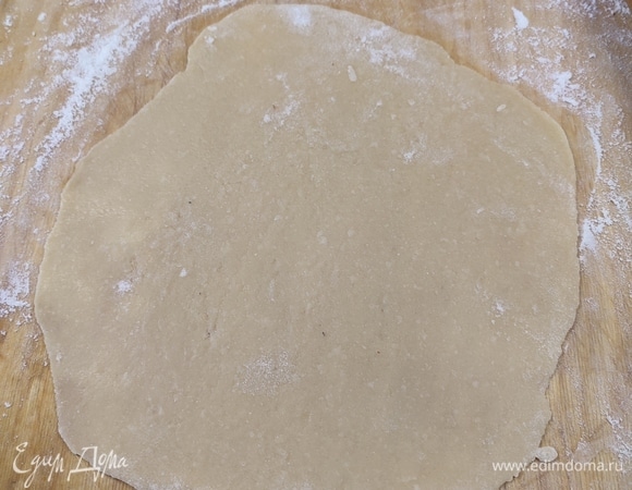 Раскатать тесто тонко и выпекать 5–6 минут при температуре 200°C.