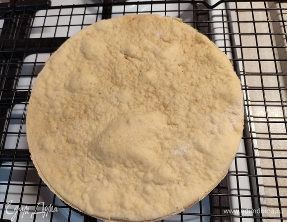 Еще горячий корж я обрезала по размеру формы и дала ему остыть на решетке.